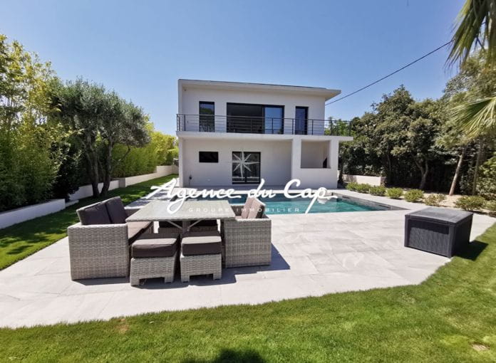 Villa contemporaine de 276 m² avec vue mer, 4 suites, séjour de 110 m², piscine et garage, proche mer et centre-ville de saint-aygulf