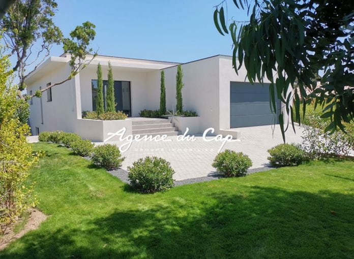 Villa contemporaine de 276 m² avec vue mer, 4 suites, séjour de 110 m², piscine et garage, proche mer et centre-ville de saint-aygulf