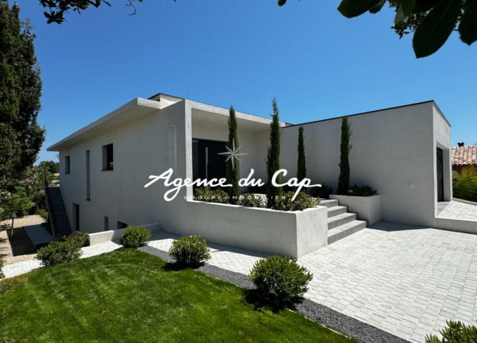 Villa contemporaine de 276 m² avec vue mer, 4 suites, séjour de 110 m², piscine et garage, proche mer et centre-ville de saint-aygulf (4)