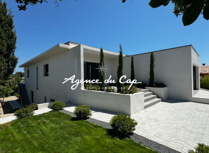 Villa contemporaine de 276 m² avec vue mer, 4 suites, séjour de 110 m², piscine et garage, proche mer et centre-ville de saint-aygulf