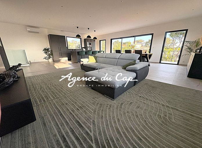 Villa contemporaine de 276 m² avec vue mer, 4 suites, séjour de 110 m², piscine et garage, proche mer et centre-ville de saint-aygulf