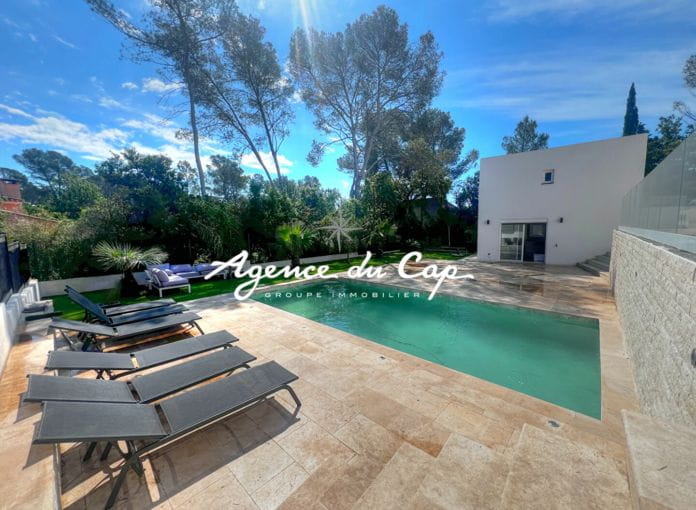 5 room villa and outbuildings renovated in 2024 with swimming pool large garage and swimming pool in Saint-Raphaël Valescure