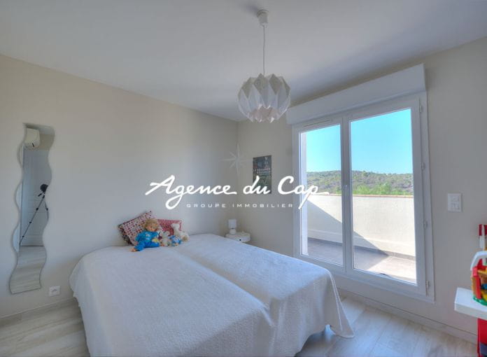 À vendre villa 6 pièces, 185 m² avec 4 chambres piscine et garage, à saint-aygulf