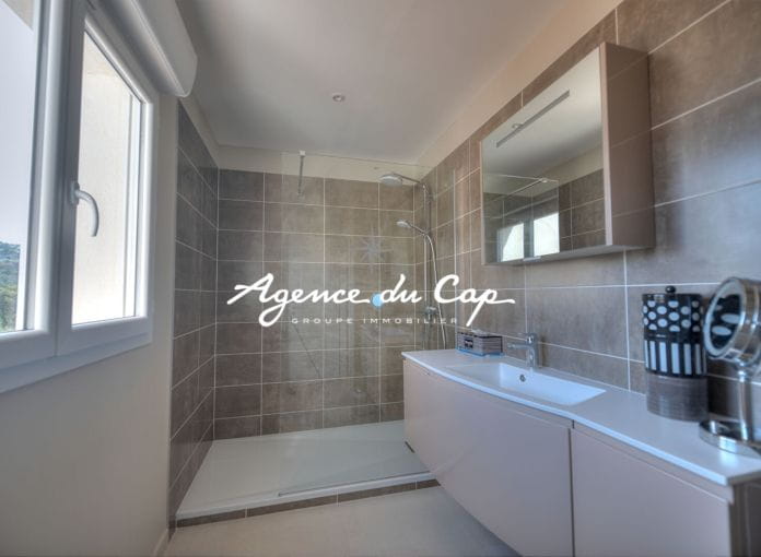 À vendre villa 6 pièces, 185 m² avec 4 chambres piscine et garage, à saint-aygulf