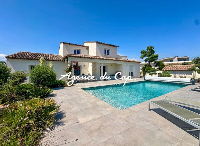 À vendre villa 6 pièces, 185 m² avec 4 chambres piscine et garage, à saint-aygulf