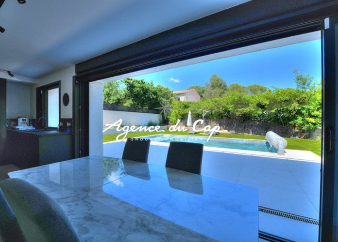 Saint raphael villa 5 pieces de style contemporaine avec toit terrasse vue mer piscine a saint raphael (7)