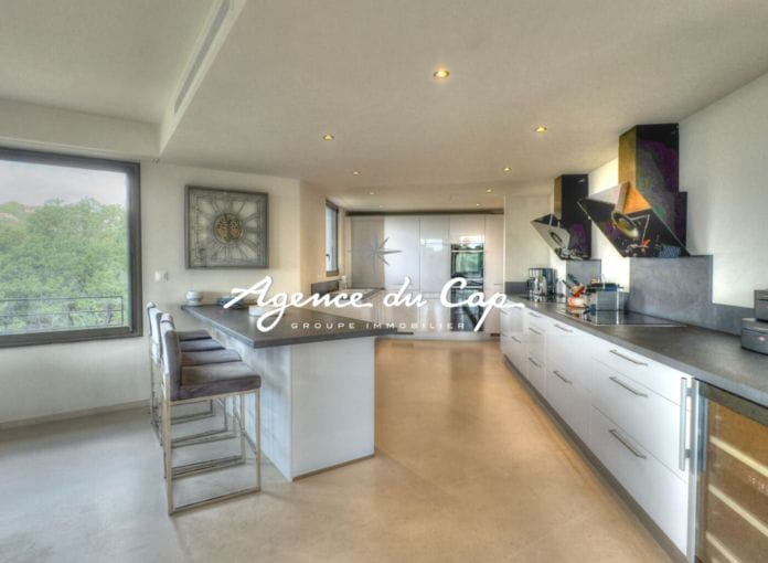 Villa contemporaine a vendre 292 m2 vue mer a Grimaud