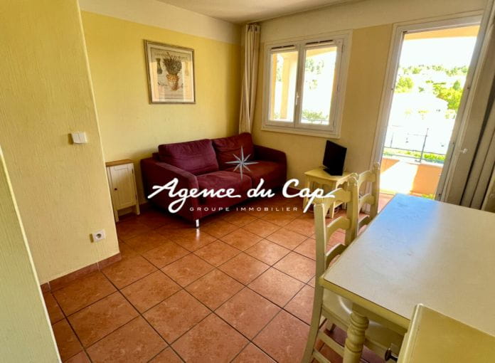 For sale 23sqm studio apartment in a secure residence with pool, in Issambres