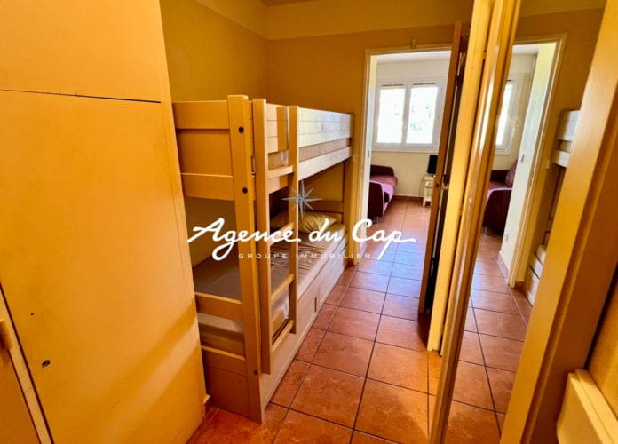 For sale 23sqm studio apartment in a secure residence with pool, in issambres (3)