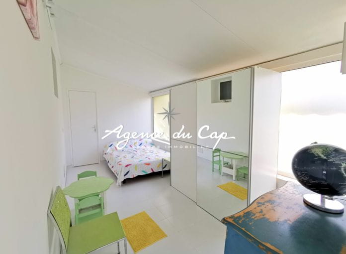 À vendre villa 4 pièces avec vue mer et studio indépendant, 15min a pied du centre ville de saint aygulf