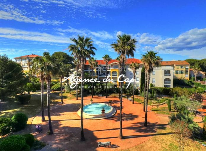 Villa sur le toit 4 pièces avec vue mer et piscine dans résidence, proche du centre et des criques de saint-aygulf