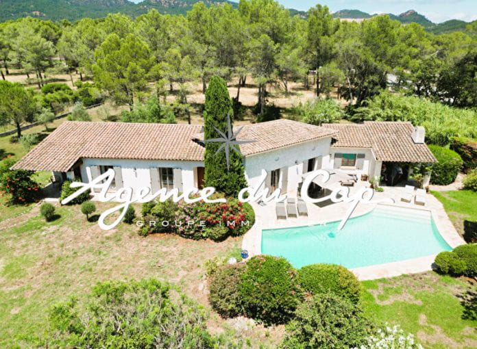 Bright single-story villa with swimming pool on a 4700sqm plot in a secure area