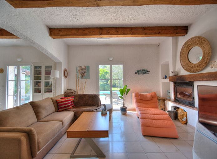 Bright single-story villa with swimming pool on a 4700sqm plot in a secure area