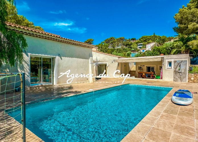 A vendre villa 6 pieces 240m2 avec piscine les issambres a pied des plages et des commerces (0)