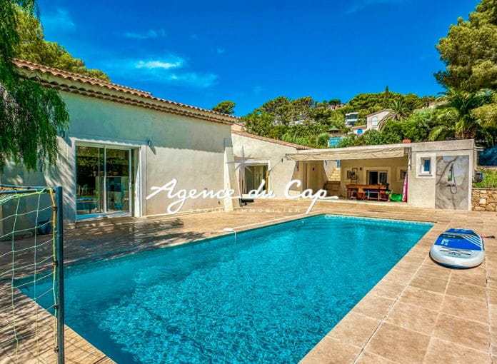 A vendre villa 6 pieces 240m2 avec piscine les Issambres a pied des plages et des commerces