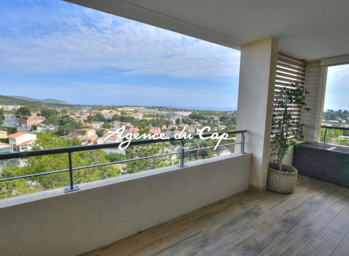 Appartement 3 pieces renove vue mer terrasse  garage au calme a Saint-Raphaël