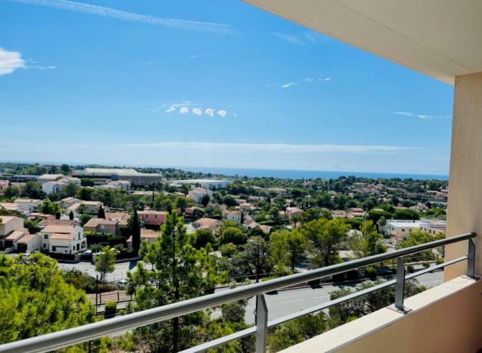 Appartement 3 pieces renove vue mer terrasse  garage au calme a Saint-Raphaël