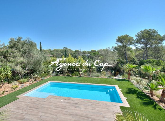 190sqm villa with pool in a quiet area near the Saint-Raphaël Valescure golf courses 6 room villa