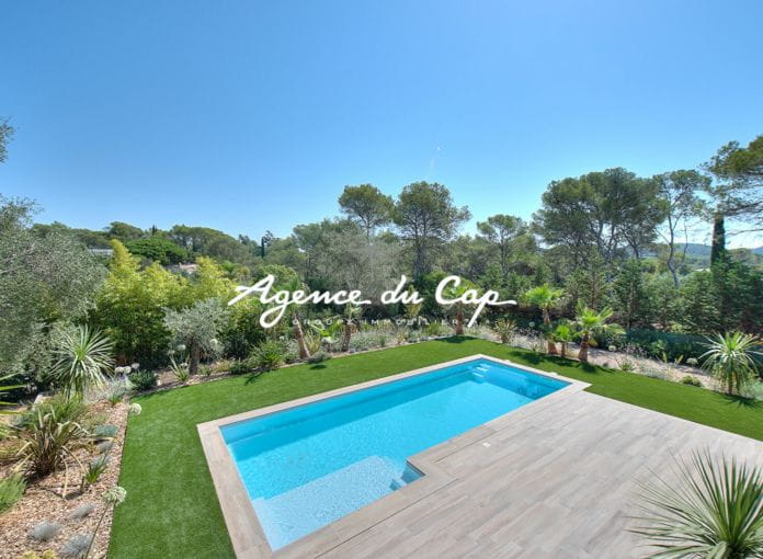 190sqm villa with pool in a quiet area near the Saint-Raphaël Valescure golf courses 6 room villa