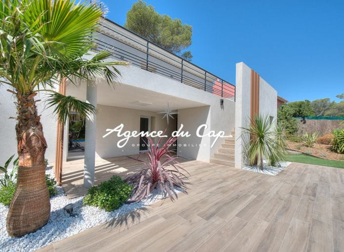 190sqm villa with pool in a quiet area near the Saint-Raphaël Valescure golf courses 6 room villa