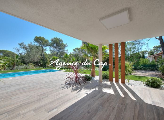 190sqm villa with pool in a quiet area near the Saint-Raphaël Valescure golf courses 6 room villa