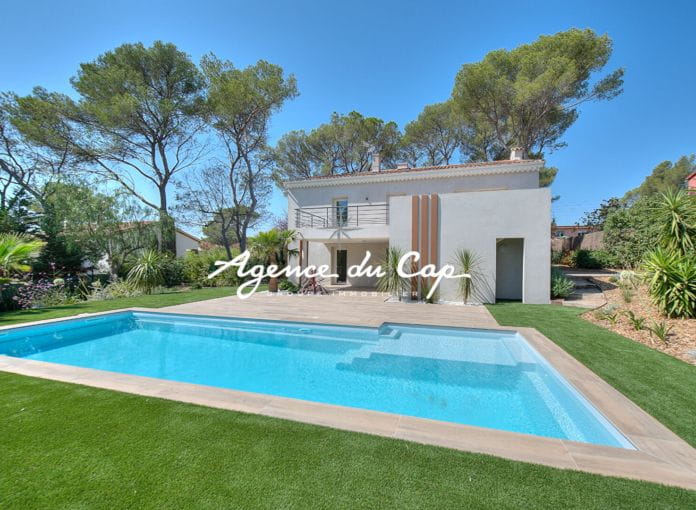 190sqm villa with pool in a quiet area near the Saint-Raphaël Valescure golf courses 6 room villa