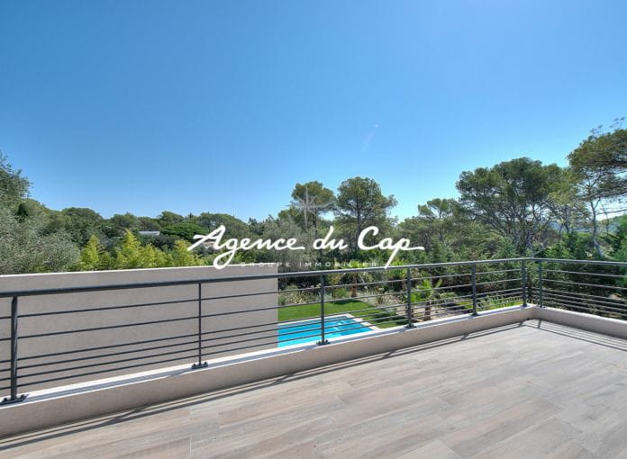 190sqm villa with pool in a quiet area near the Saint-Raphaël Valescure golf courses 6 room villa