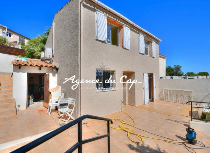 Semi-detached 4-room villa with clear view, spacious terraces and garage