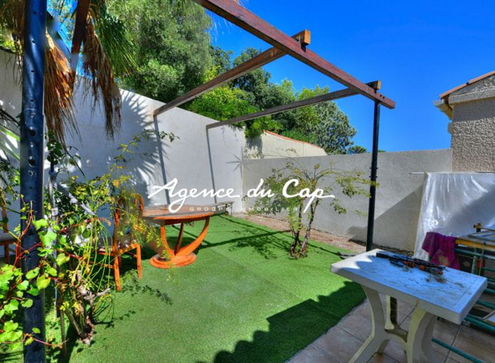 Semi-detached 4-room villa with clear view, spacious terraces and garage