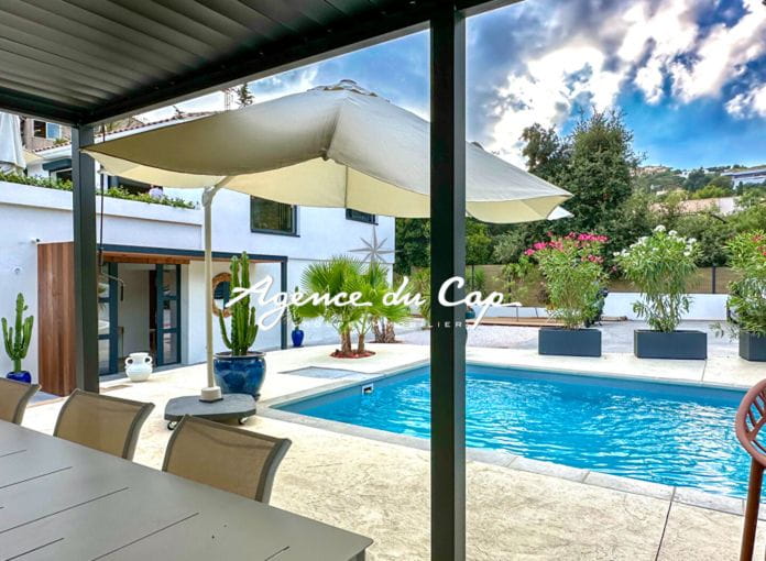 A vendre villa proche mer avec 5 chambres en suite piscine parkings , vendu meublee, a saint aygulf