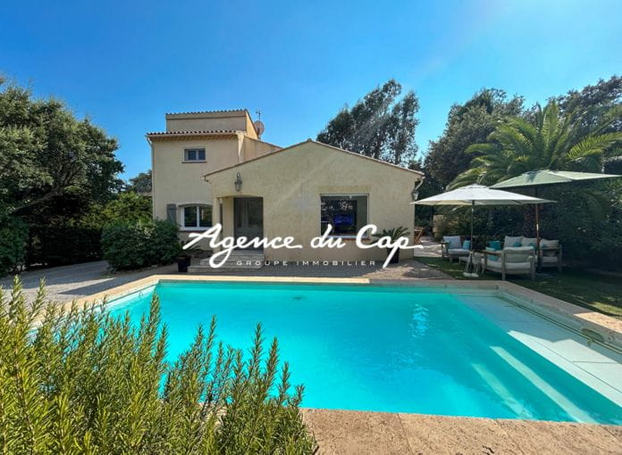 Villa a vendre avec 4 chambres et piscine a 100m des criques de saint-aygulf