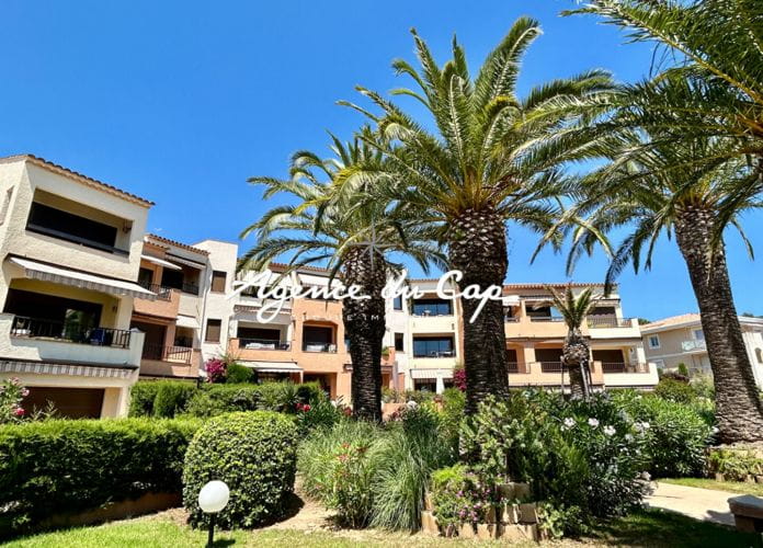 **sous compromis **appartement studio cabine residence bord de mer avec piscine garage cave parking aux issambres (1)