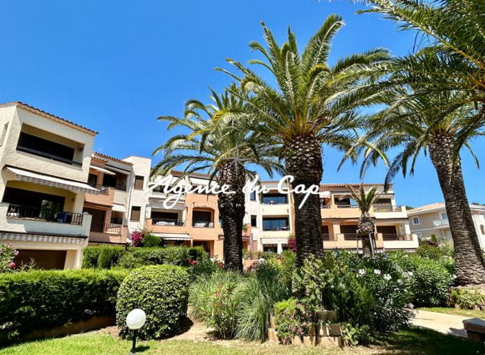 **sous compromis **appartement studio cabine residence bord de mer avec piscine garage cave parking aux Issambres