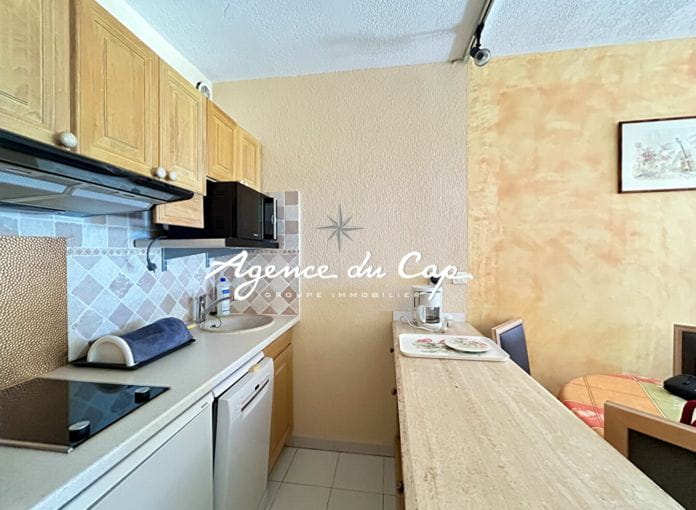 **sous compromis **appartement studio cabine residence bord de mer avec piscine garage cave parking aux Issambres