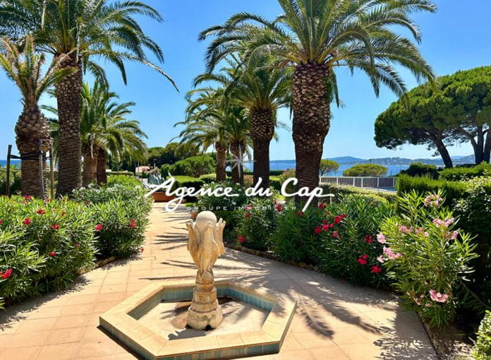 **sous compromis **appartement studio cabine residence bord de mer avec piscine garage cave parking aux Issambres