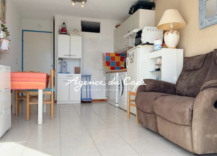 A vendre appartement t.2 de 27m2 vue mer dans une residence prisee avec piscine, a pied des plages a sainte maxime (2)