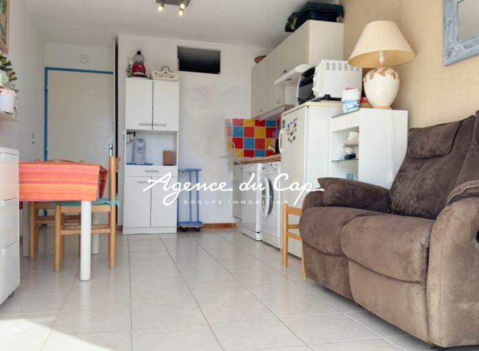 A vendre appartement t.2 de 27m2 vue mer dans une residence prisee avec piscine, a pied des plages a Sainte Maxime