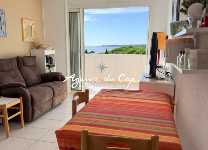 A vendre appartement t.2 de 27m2 vue mer dans une residence prisee avec piscine, a pied des plages a sainte maxime (3)