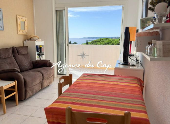 A vendre appartement t.2 de 27m2 vue mer dans une residence prisee avec piscine, a pied des plages a Sainte Maxime