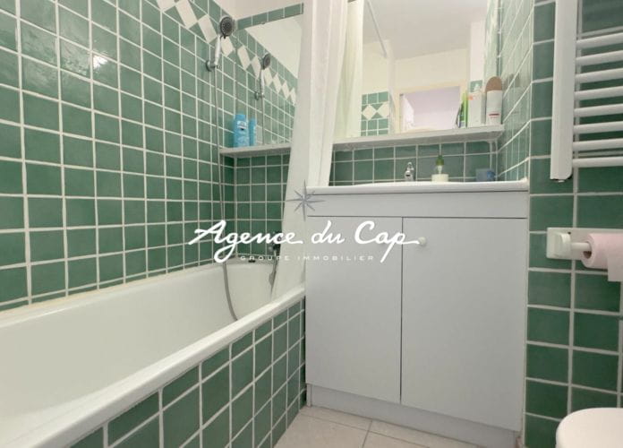 A vendre appartement t.2 de 27m2 vue mer dans une residence prisee avec piscine, a pied des plages a sainte maxime (4)