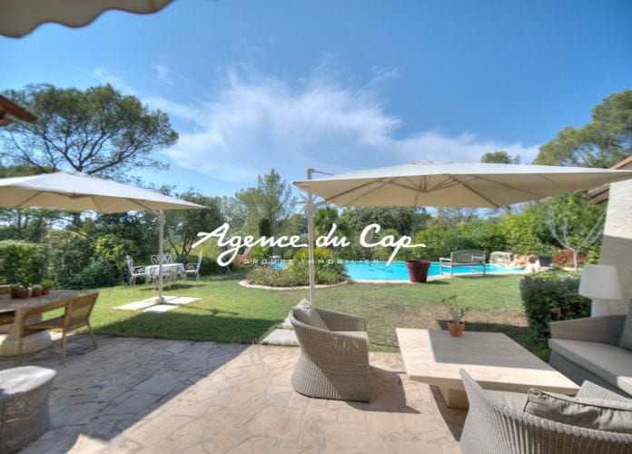 Magnificent architect villa of 200sqm with swimming pool and not overlooked close to golf courses and shops (3)