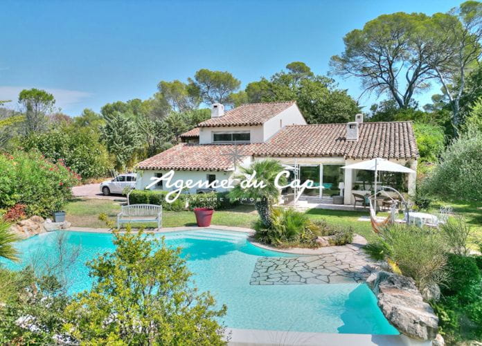 Magnificent architect villa of 200sqm with swimming pool and not overlooked close to golf courses and shops (0)