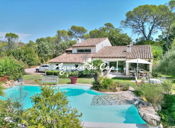 Magnificent architect villa of 200sqm with swimming pool and not overlooked close to golf courses and shops