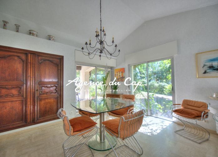 Magnificent architect villa of 200sqm with swimming pool and not overlooked close to golf courses and shops (7)