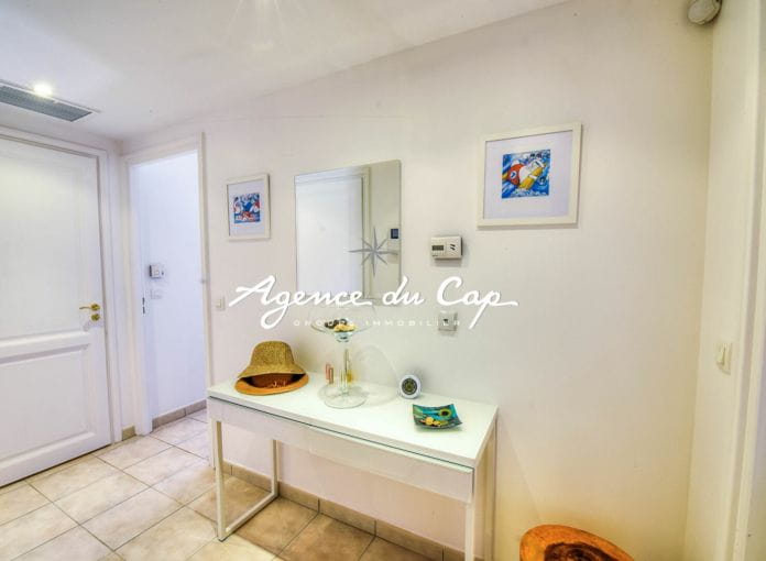 2 room apartment on the top floor with terrace garage and swimming pool in Saint-Raphaël Valescure