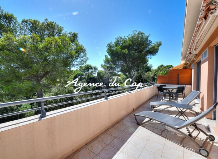 2 room apartment on the top floor with terrace garage and swimming pool in Saint-Raphaël Valescure