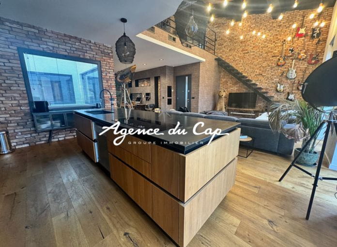 Appartement 4 pieces  renové 130m² avec terrasse de 22m² dernier etage Fréjus centre historique