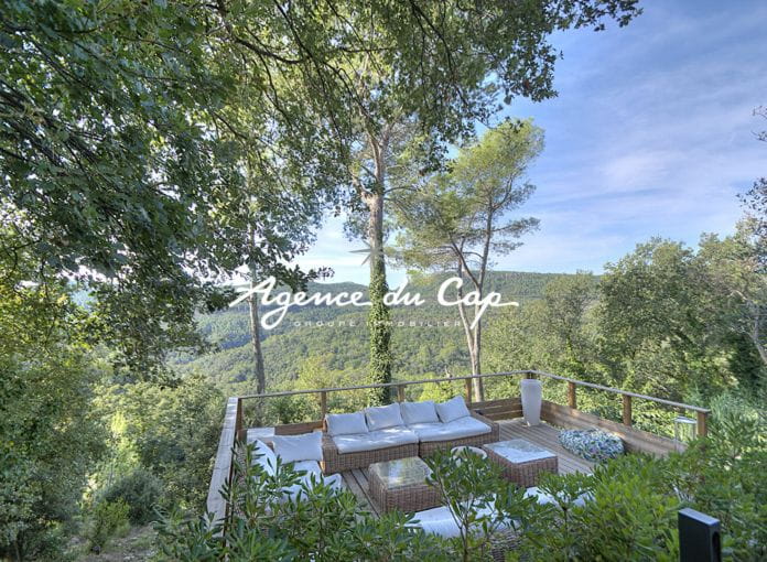 Villa contemporaine vue degagee terrasse piscine et garage a bagnols en foret