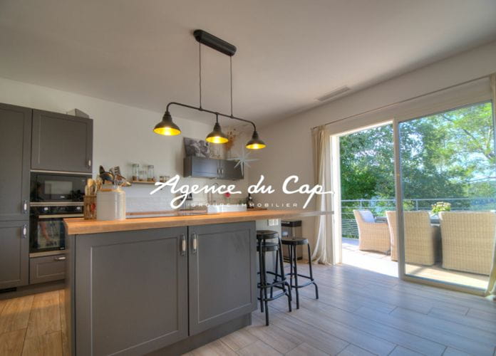 Villa contemporaine vue degagee terrasse piscine et garage a bagnols en foret (4)