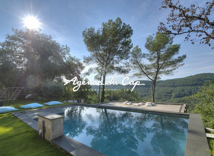 Villa contemporaine vue degagee terrasse piscine et garage a bagnols en foret